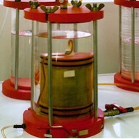 Triaxial cell during a permeability test