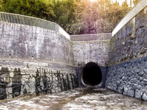 Mundloch des Umleitungsstollens mit Auslauf in das bestehende Tosbecken der HW-Entlastungsanlage