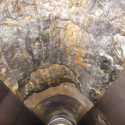 Auskleidung der Stollenwandung mit Beton, teilweise ist die Firste unverkleidet