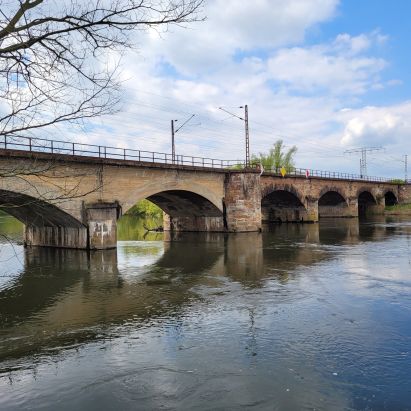 Saalebrücke mit Wasser darunter