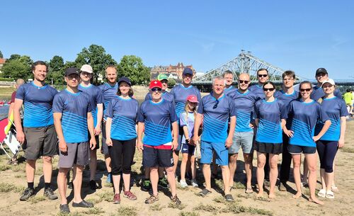 Gruppenbild vom Team beim Drachenbootfestival 2025