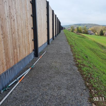 Erdabhang mit Schallschutzmauer