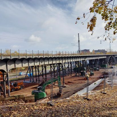 Eisenbahnbrücke Chemnitzer Viadukt mit Baustellenfahrzeugen