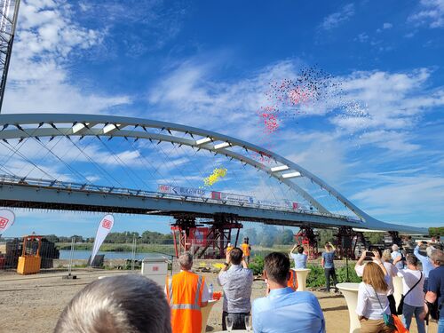 Eisenbahnbrücke mit Luftballons im Himmel im Hintergrund