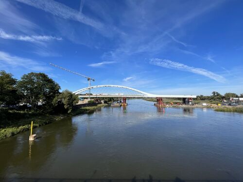Straßen- und Eisenbahnbrücke über Wasser