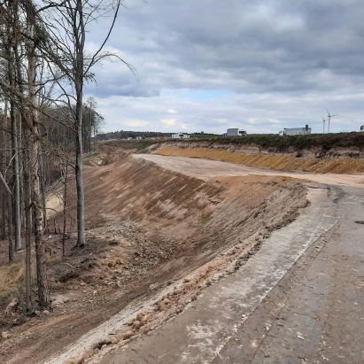 Baustelle mit geplätteter Erde