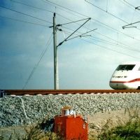 Bahn-Hochgeschwindigkeitsstrecke Hannover -Berlin bei Stendal: Messung der Schwinggeschwindigkeiten des Fahrweges unter Verkehr 